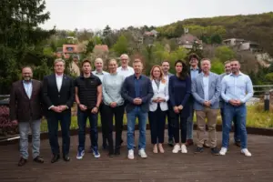 Die erweiterte Parteiführung der Tisza-Partei bei ihrer ersten Sitzung. (Foto: András Kármán / Facebook)