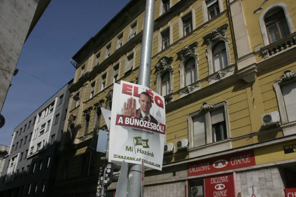 Wahlplakat der rechtsextremen Partei Mi Hazánk für die Parlementswahl am 12. April 2026 zeigt Kandidaten László Toroczkai