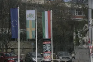 Plakat der Fidesz Partei für die Parlamentswahl am 12. April 2026 zeigt Zelensky und Magyar mit Aufruf, sie zu stoppen.