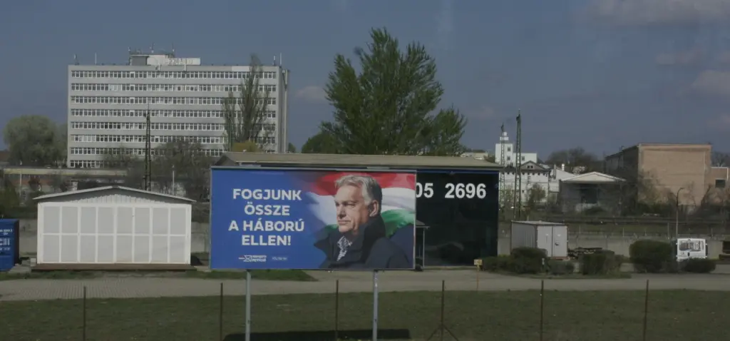Wahlplakat für die Parlamentswahl am 12. April zeigt Viktor Orbán mit Aufruf, gemeinsam gegen den Krieg zu kämpfen.