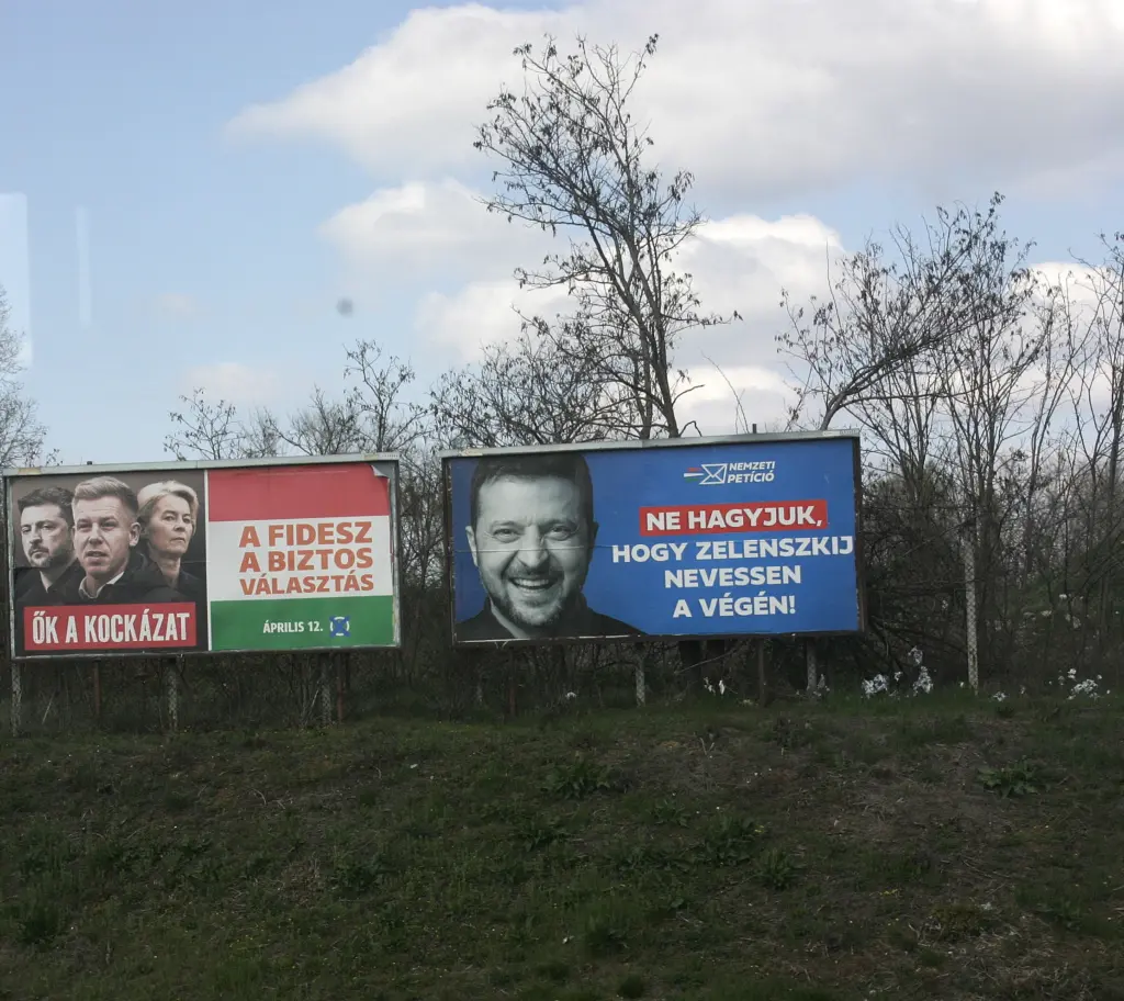 Wahlplakat der Fidesz Partei zur Parlamentswahl am 12. April 2026, das Zelensky, Magyar und von der Leyen als Risiko tituliert, daneben der Aufruf, Zelensky "nicht lachen zu lassen"