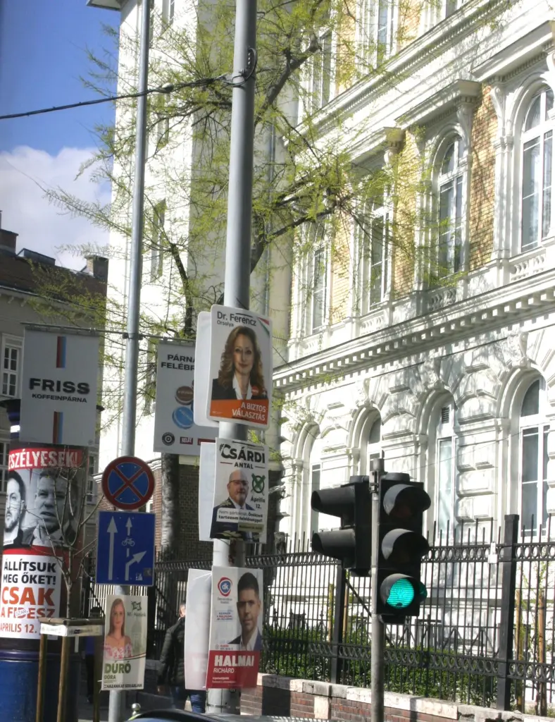 In Budapest reihen sich die Wahlplakate der antretenden Parteien zur Parlamentswahl am 12. April
