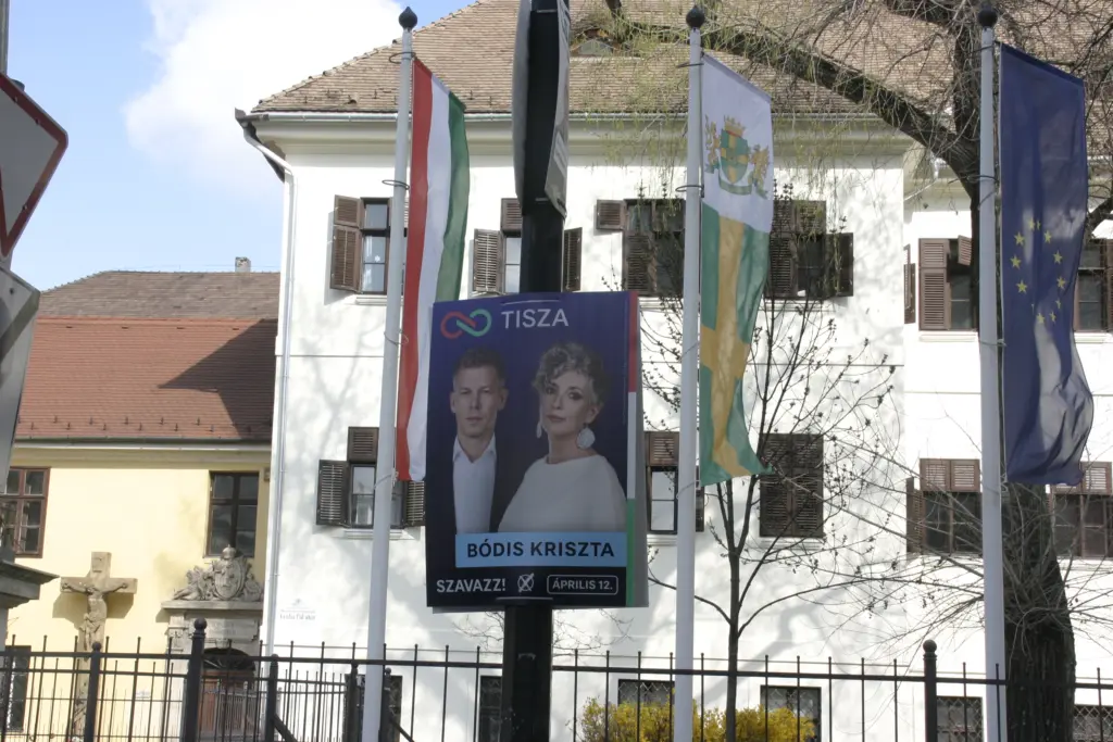 Wahlplakat der Tisza Partei zeigt Kandidaten Péter Magyar und Kriszta Bódis zur Parlamentswahl am 12. April 2026