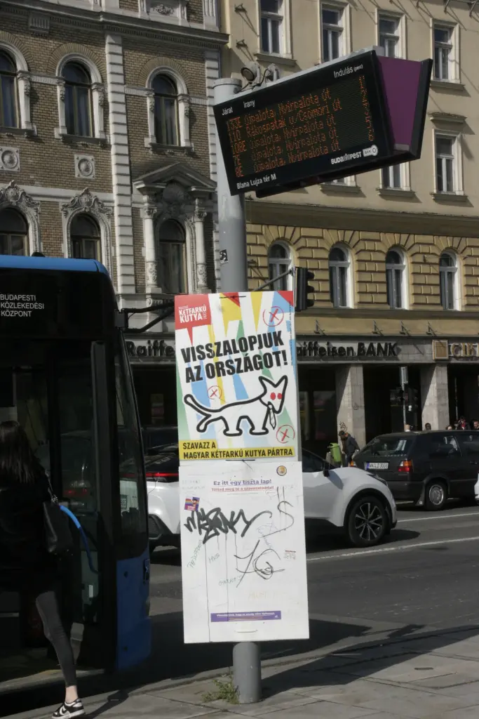 Wahlplakate in Budapest: oben das Wahlplakat der Satirepartei der ungarischen zweischwänzige Hundepartei, unten ein leeres Plakat mit dem Aufruf, es selbst zu beschriften