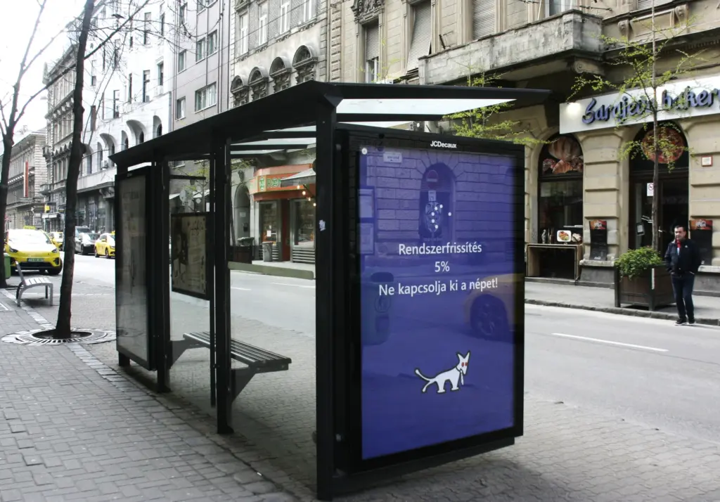 Wahlplakat der Satirepartei "Ungarische Partei des zweischwänzigen Hundes" zur Parlamentswahl am 12. April zeigt das bekannte Logo und satirischen Spruch.