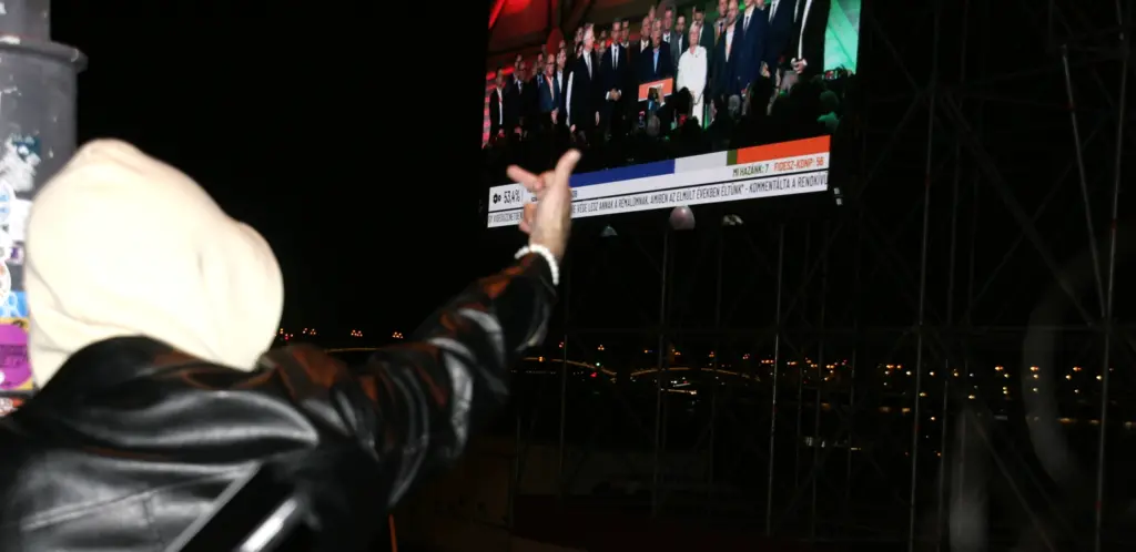 Reaktion aus dem Publikum bei der Live- Übertragung von Viktor Orbáns Anerkennung des Wahlsieges von Péter Magyar am 12.04.2026