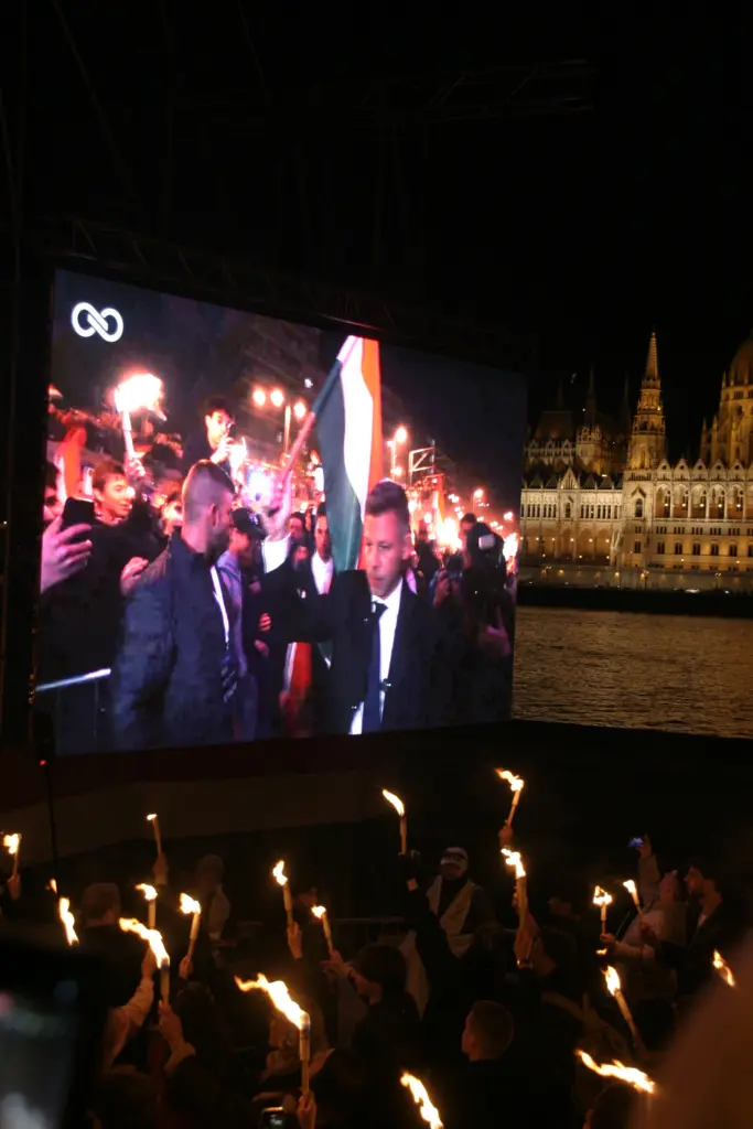 Fackeln brennen zur Feier von Péter Magyars Siegeszug entlang des Donauufers.