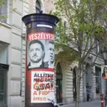 Wahlplakat der Fidesz Partei zur Parlamentswahl, das in der Budapester Innenstadt mit einem Kommentar versehen wurde.