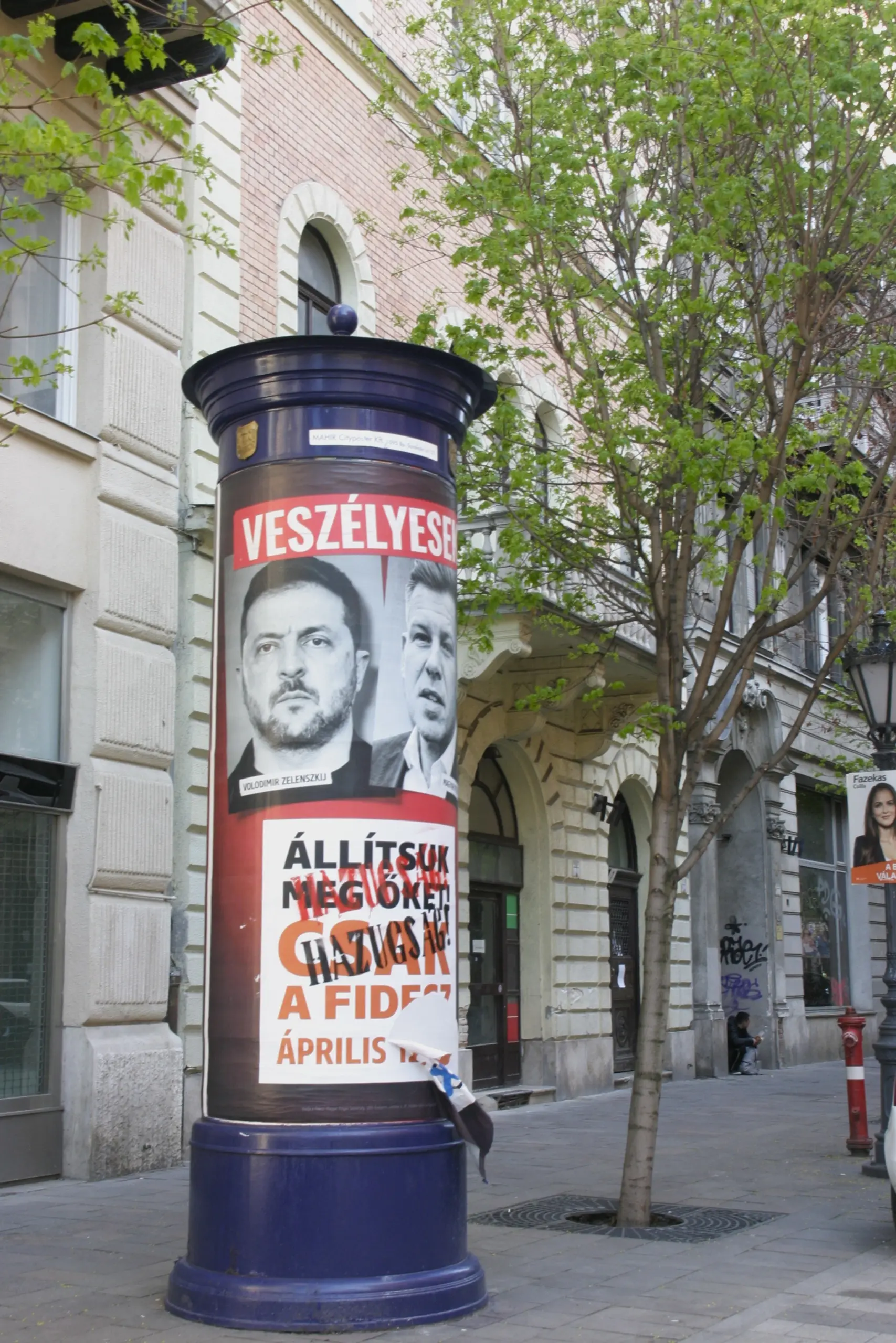Wahlplakat der Fidesz Partei zur Parlamentswahl, das in der Budapester Innenstadt mit einem Kommentar versehen wurde.