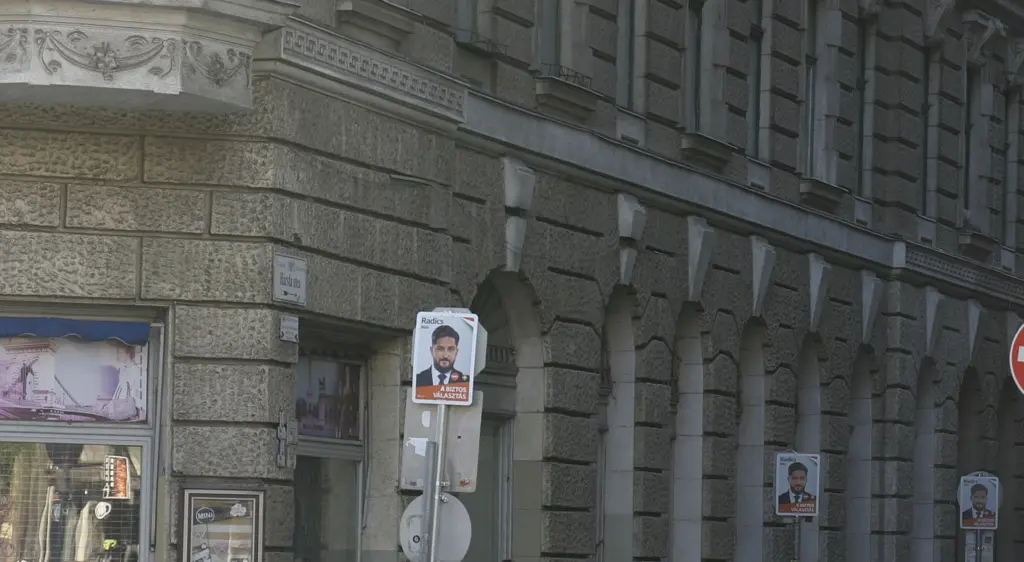 Wahlplakate zur Parlamentswahl zeigen Fidesz - KDNP- Fraktionskandidaten Radics Béla in der Budapester Innenstadt.