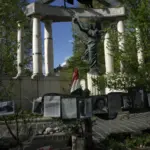 Als Gegenprotest zu Orbáns Denkmal ist das "Living Memorial" von Aktivisten und Aktivistinnen zum Gedenken an die Verfolgung und Ermordung der Juden in Ungarn organisiert und aufgebaut worden.