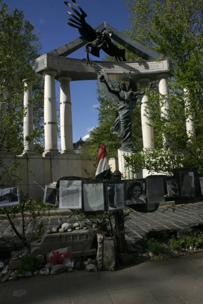 Als Gegenprotest zu Orbáns Denkmal ist das "Living Memorial" von Aktivisten und Aktivistinnen zum Gedenken an die Verfolgung und Ermordung der Juden in Ungarn organisiert und aufgebaut worden.