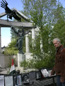 Gábor Sebö, einer der Organisatoren des "Living Memorials" als Gegenprotest vor Orbáns umstrittenen "Memorial for Victims of the German Occupation" auf dem Szabadság tér.
