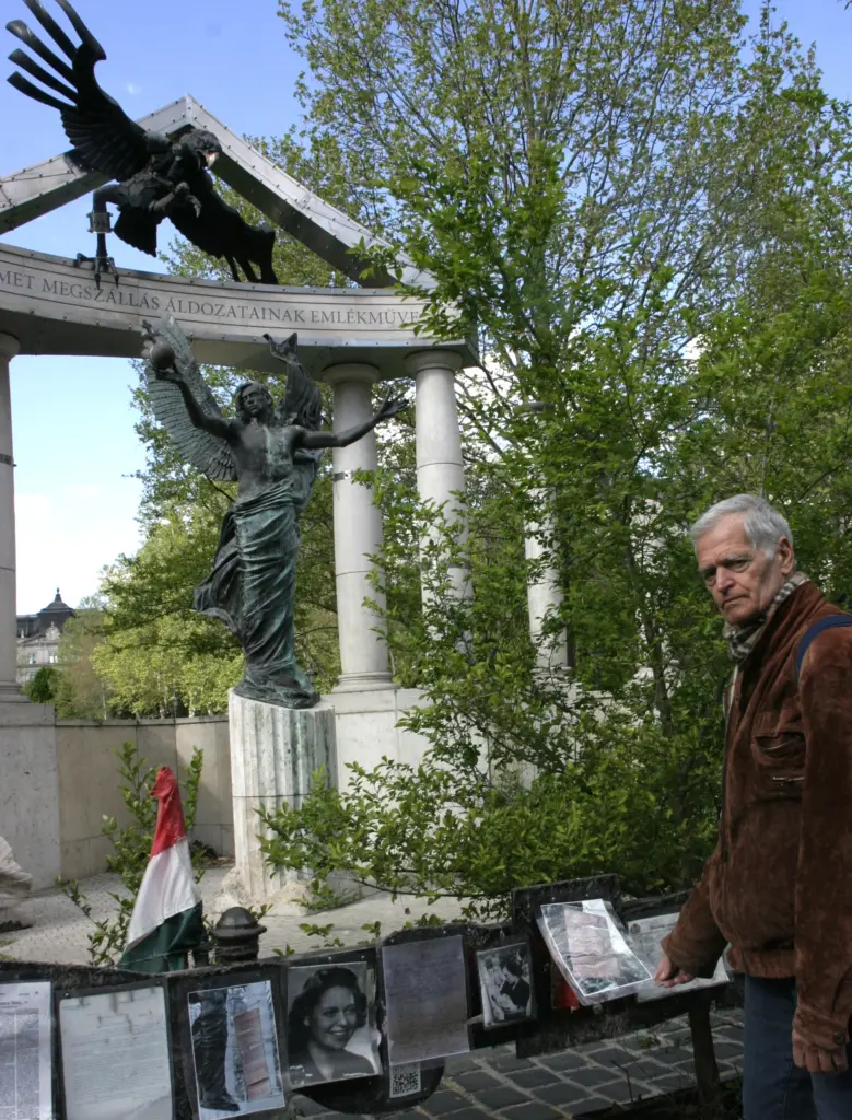 Gábor Sebö, einer der Organisatoren des "Living Memorials" als Gegenprotest vor Orbáns umstrittenen "Memorial for Victims of the German Occupation" auf dem Szabadság tér.