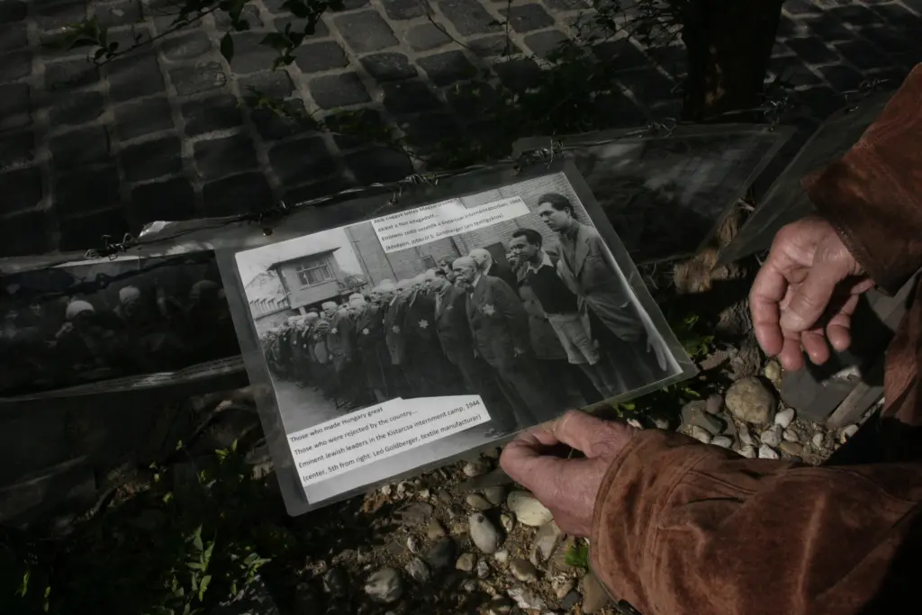 Eines der Fotos des "Living Memorials" zeigt bedeutende jüdische Unternehmer in Gedenken an die Verfolgung in Ungarn.