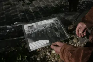Eines der Fotos des "Living Memorials" zeigt bedeutende jüdische Unternehmer in Gedenken an die Verfolgung in Ungarn.