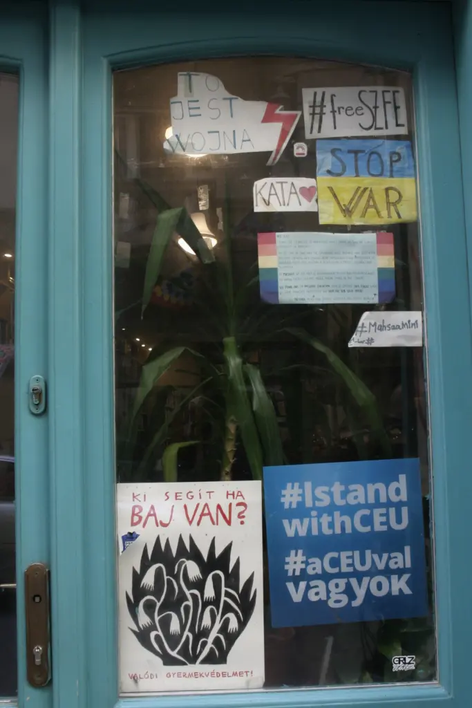Schaufenster des Massolit Cafés, #IstandwithCEU steht für die Solidarität mit der, unter Orban aus Ungarn verdrängten, "Central European University (CEU)".