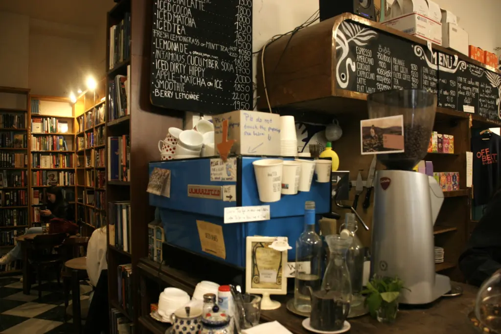Auswahl an Getränken im Massolit Café, die Kaffeebohnen stammen aus lokalen Produktionen.
