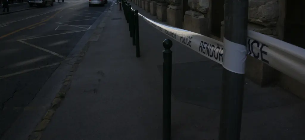 Für den Besuch von JD Vance in Budapest sind die Nebenstraßen der Route seiner Wagenkolonne mit Polizeiband als Parkverbots Zone abgesperrt.