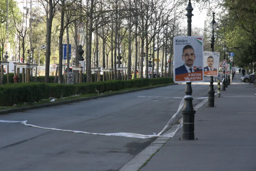 JD Vance zu Besuch in Budapest am 07. April 2026. Nebenwege der Hauptverkehrsstraße Andrássy út sind großflächig mit Absperrband der Polizei markiert.