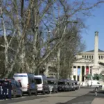 Entlang der Seitenstraße des Heldenplatzes reihen sich Sicherheitsfahrzeuge für den Besuch von JD Vance am 07. April 2026 in Budapest.