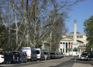 Entlang der Seitenstraße des Heldenplatzes reihen sich Sicherheitsfahrzeuge für den Besuch von JD Vance am 07. April 2026 in Budapest.
