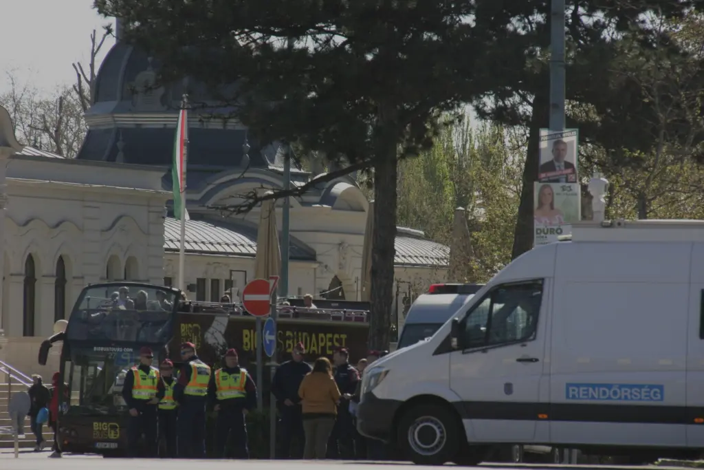 Der Heldenplatz am 07.04.2026: Zwischen Sicherheitsvorkehrungen für JD Vances Besuch und touristischem Alltag.