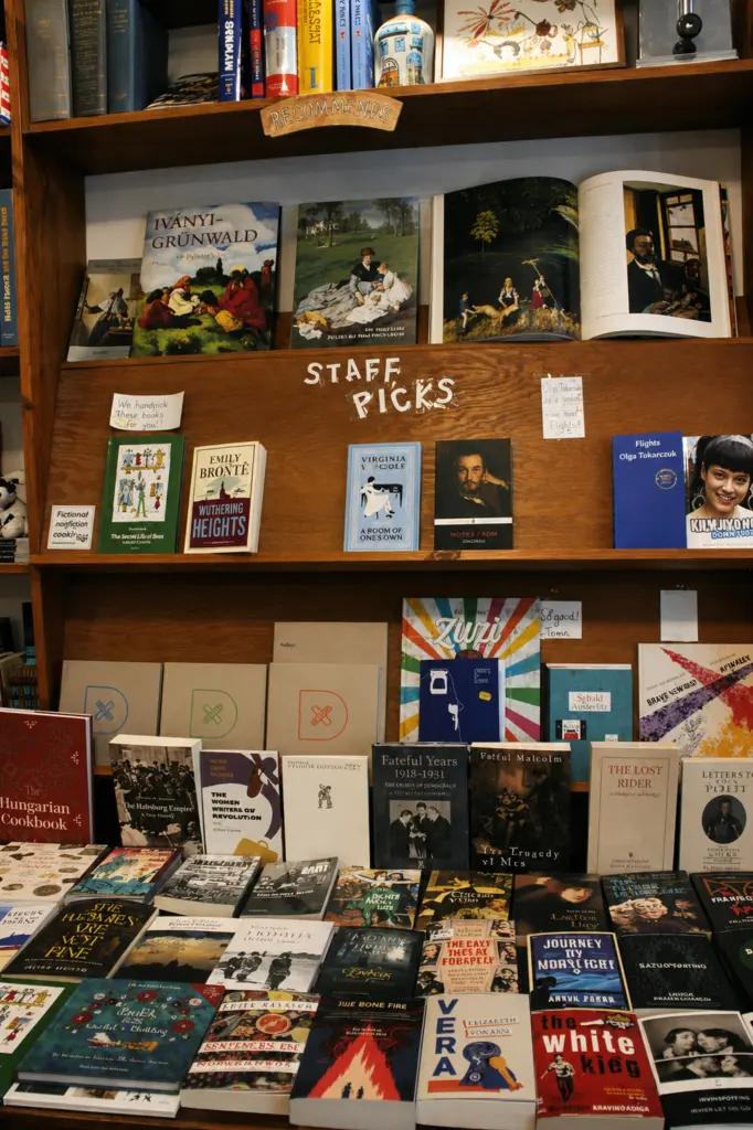 Auswahl an Büchern im Massolit Café, darunter Geschichtsbücher und feministische Klassiker wie "A Room of One's Own" von Virginia Woolf.