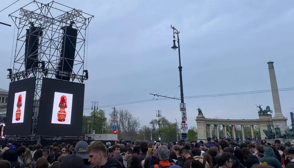 Übertragung der visuellen Effekte auf dem Großkonzert, kurz vor der Parlamentswahl am 12.April 2026, zeigt Putins Gesicht in einer Matrjoschka, auf der wiederum Orbán abgebildet ist.