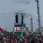 Visueller Effekt als Übertragung von der Bühne zeigt Viktor Orbán und Wladimir Putin im "Bruderkuss" auf dem Budapester Heldenplatz.