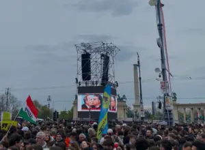 Visueller Effekt als Übertragung von der Bühne zeigt Viktor Orbán und Wladimir Putin im "Bruderkuss" auf dem Budapester Heldenplatz.