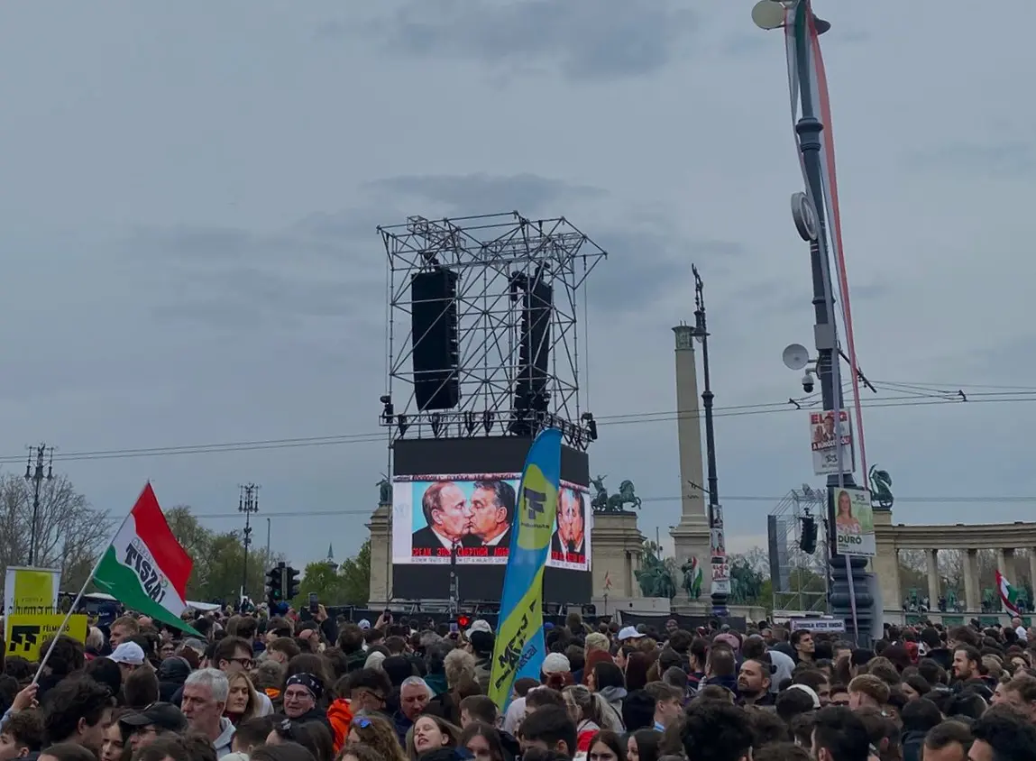 Visueller Effekt als Übertragung von der Bühne zeigt Viktor Orbán und Wladimir Putin im "Bruderkuss" auf dem Budapester Heldenplatz.