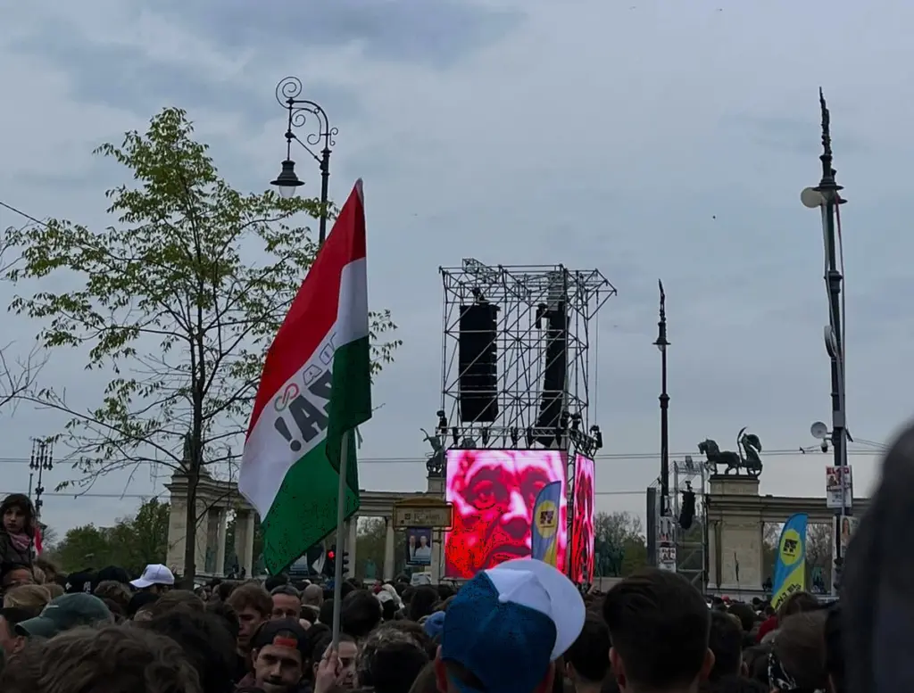 Tisza- Flaggen und Anti- Orbán- Visuals beim Großkonzert auf dem Budapester Heldenplatz vor der Parlamentswahl am 12. April 2026.