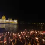 22:40, Péter Magyars Wahlsieg steht bereits fest: Vor der Live- Übertragung feiert die Menge mit unzähligen Fackeln.
