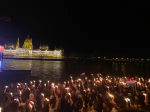 22:40, Péter Magyars Wahlsieg steht bereits fest: Vor der Live- Übertragung feiert die Menge mit unzähligen Fackeln.