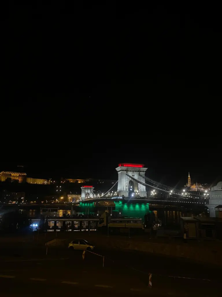 Die Kettenbrücke leuchtet am 12.04.2026 nach Péter Magyars Wahlsieg in den ungarischen Nationalfarben.