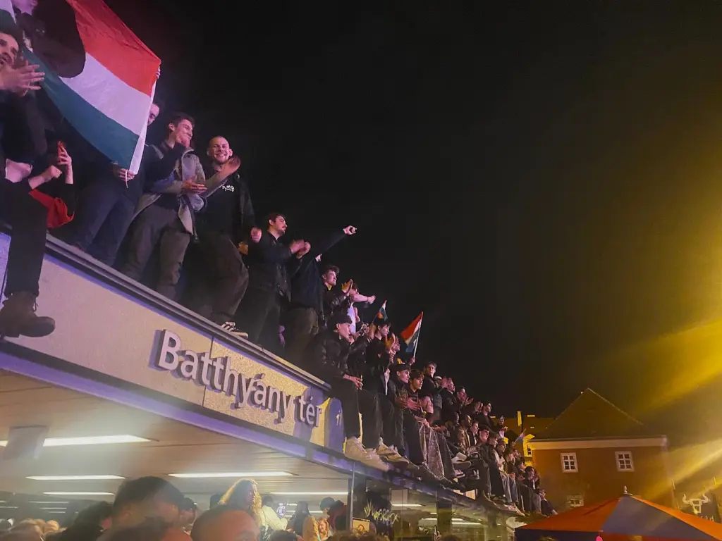 Ausgelassene Feierstimmung nach Wahlsiegverkündung von Péter Magyar. Viele junge Menschen erklimmen die Metro Station Batthyány tér am 12.04.2026.