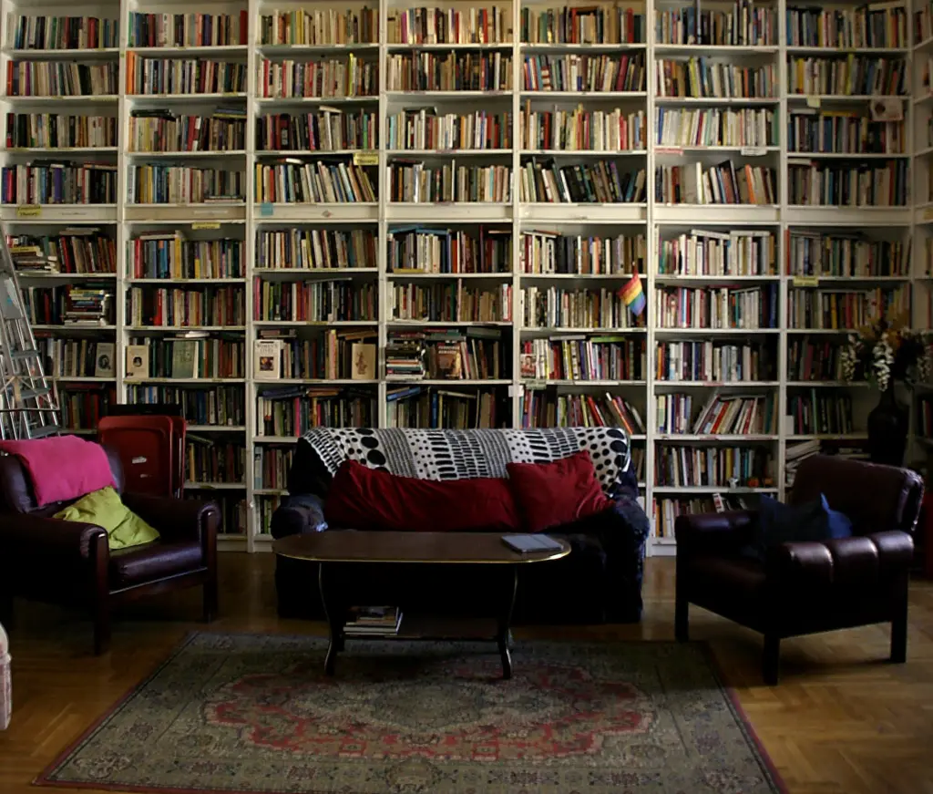 Bücherwand, Lese- und Gesprächsort in der "Public Library" in Budapest.
