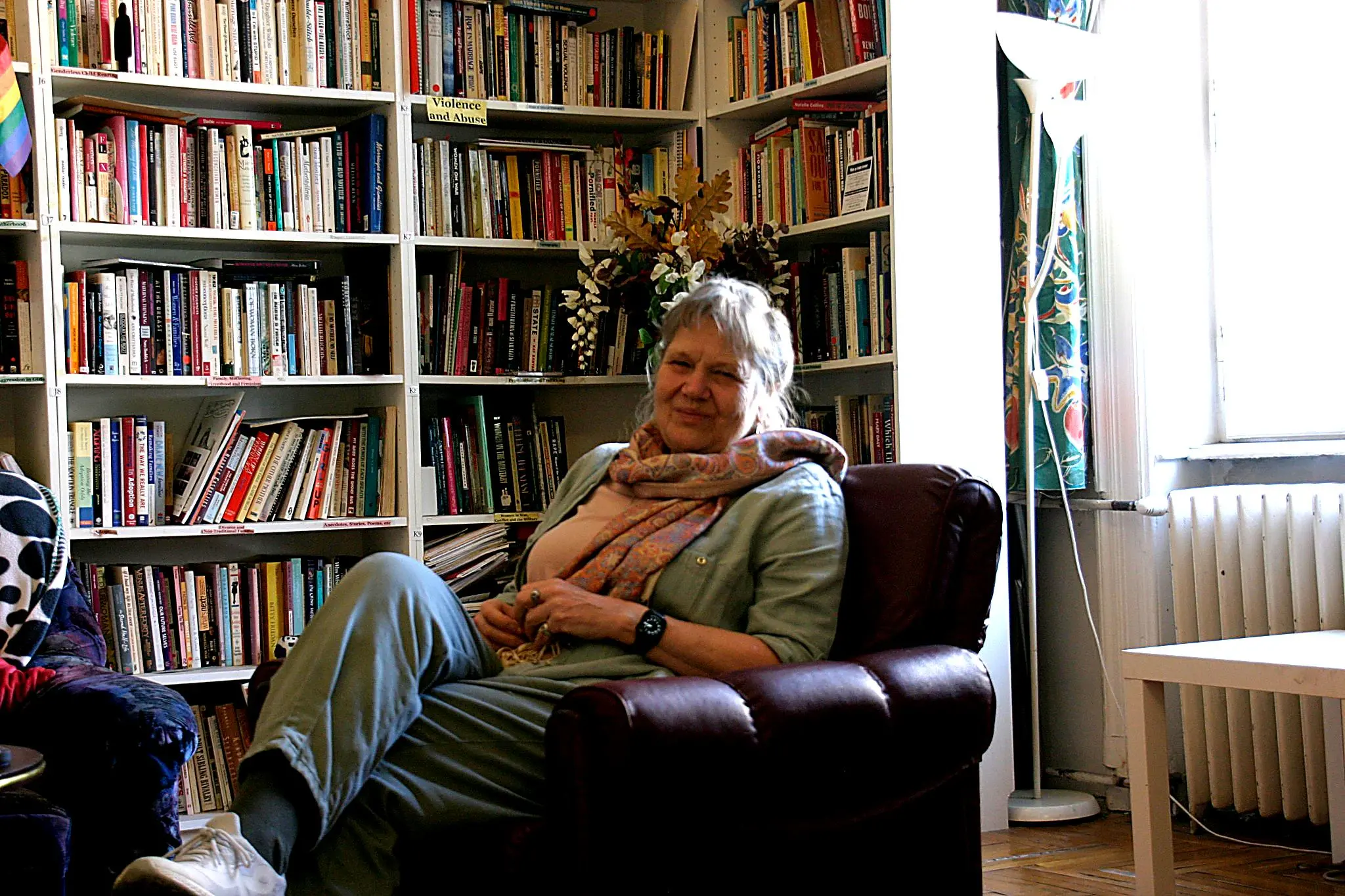 Aktivistin und Bibliothekarin Antonia Burrows beim Interview in ihrer "Public Library".