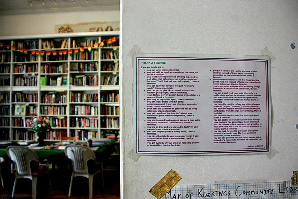 "Thank a feminist!" Ausschreibung in der "Public Library" von Antonia Burrows.