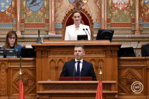 Péter Magyar bei seiner Antrittsrede nach der Vereidigung im Parlament. (MTI/Tibor Illyés)