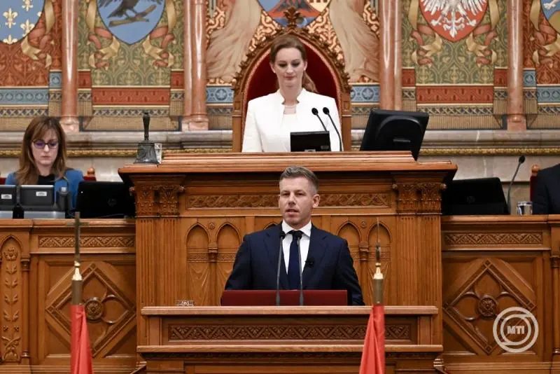 Péter Magyar bei seiner Antrittsrede nach der Vereidigung im Parlament. (MTI/Tibor Illyés)