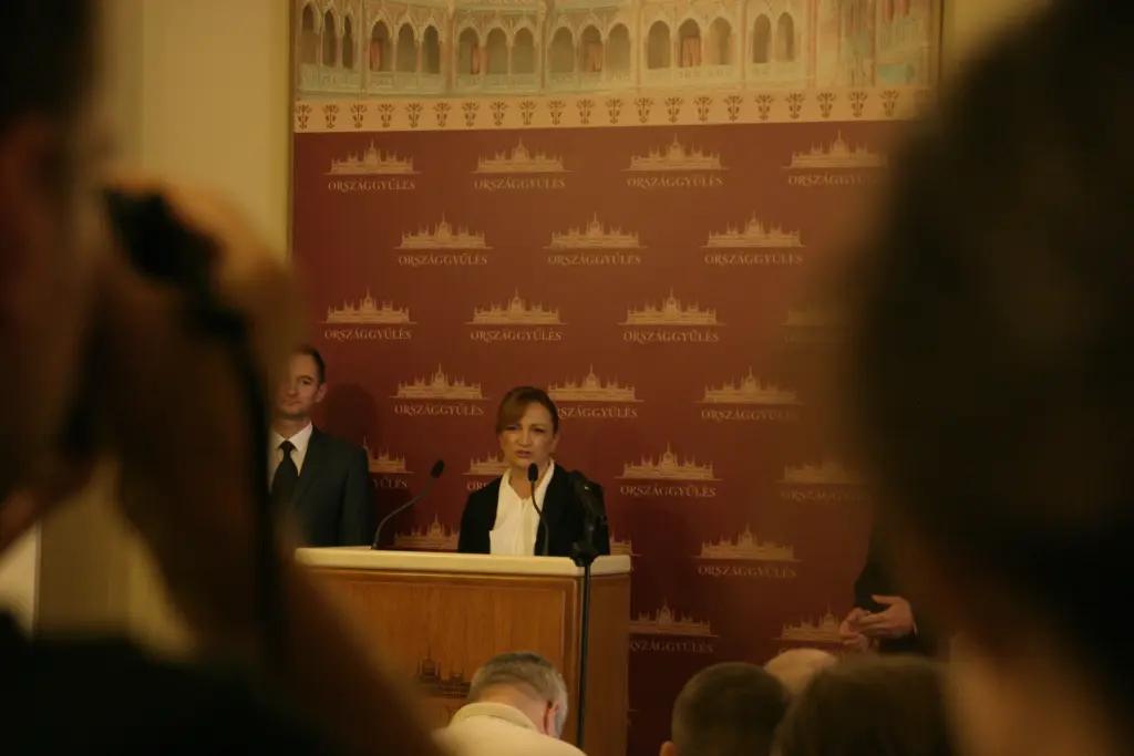 Andrea Bujdosó, Fraktionsvorsitzende der TISZA-Parlamentsfraktion, bei der Fraktions-Pressekonferenz vor der Sitzung.