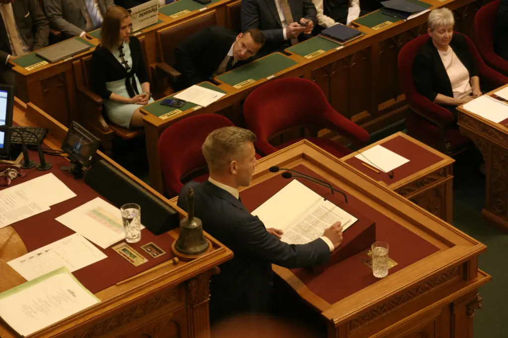 Ministerpräsident Péter Magyar beginnt den ersten Sitzungstag am 26.05.2026 mit einem Redebeitrag.