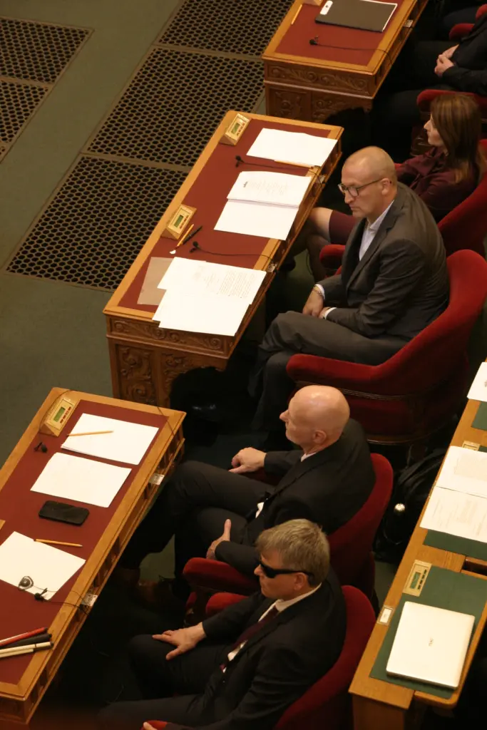Von unten nach oben: Dr. Kátai-Németh Vilmos (Minister für Soziales und Familie), Tanács Zoltán (Minister für Wissenschaft und Technologie), Zoltán Tarr (Minister für soziale Beziehungen und Kultur) und Dr. Lőrincz Viktória (Ministerin für ländliche und städtische Entwicklung).