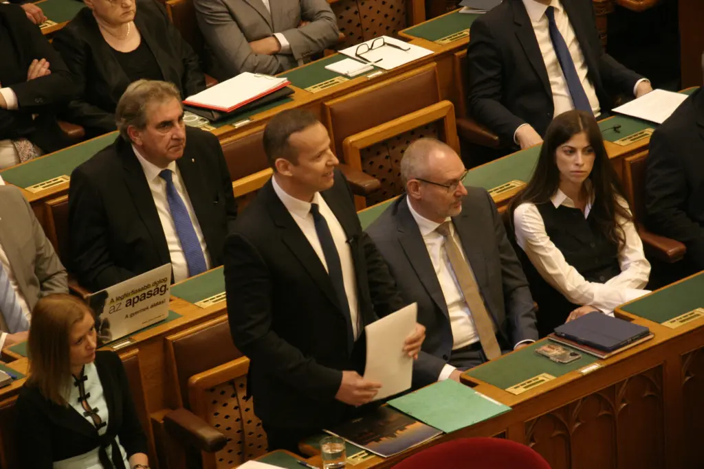 László Toroczkai, Fraktionsführer der rechtsextremen Partei Mi Hazánk bei einem Redebeitrag Nationalversammlung in Budapest.