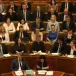 Premierminister Péter Magyar und Dr. Anita Orbán, Außenministerin und stellvertretende Ministerpräsidentin, vor den Abgeordneten der TISZA -Fraktion während der Sitzung.