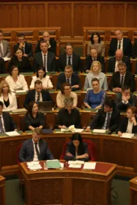 Premierminister Péter Magyar und Dr. Anita Orbán, Außenministerin und stellvertretende Ministerpräsidentin, vor den Abgeordneten der TISZA -Fraktion während der Sitzung.