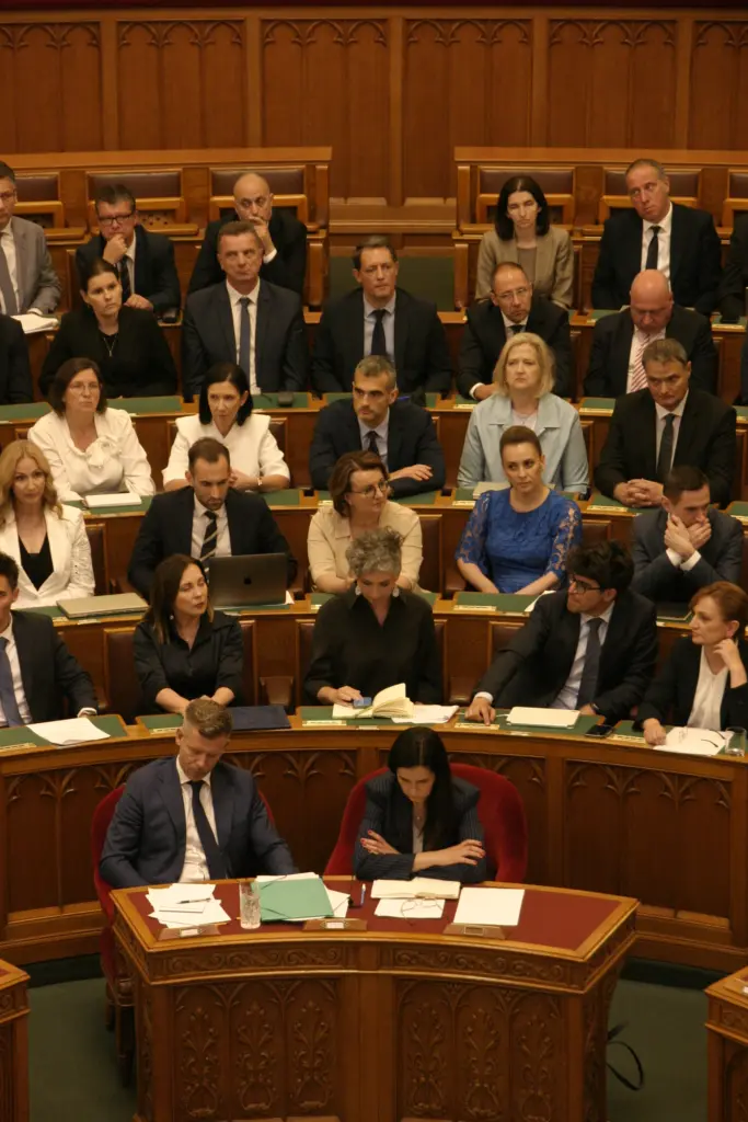 Premierminister Péter Magyar und Dr. Anita Orbán, Außenministerin und stellvertretende Ministerpräsidentin, vor den Abgeordneten der TISZA -Fraktion während der Sitzung.