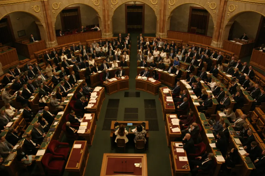 Sitzungssaal des Parlaments mit den Ministern und Ministerinnen im inneren Kreis.